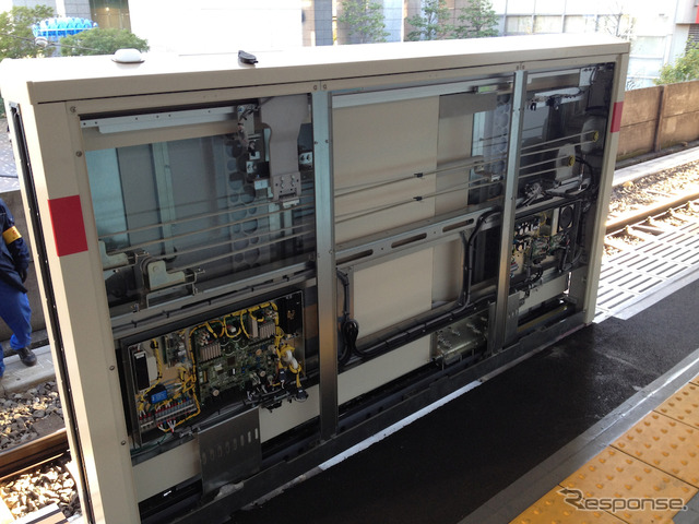 東急は2014年度の設備投資計画で、東横線の代官山・武蔵小杉・横浜駅にホームドアを設置することを盛り込んだ。写真は同線の中目黒駅で設置中のホームドアの様子（2013年撮影）