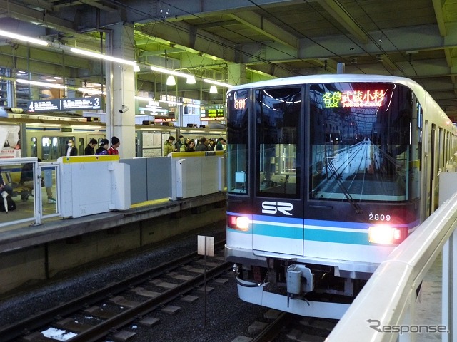 東急は2014年度、東横線の代官山・武蔵小杉・横浜駅にホームドアを設置する。写真は武蔵小杉駅ホームの目黒線側。同線ホームには既にホームドアが設置されているが、東横線側にも設置されることになる