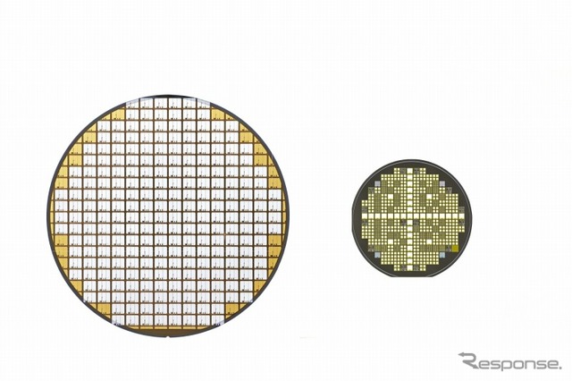 シリコンパワー半導体ウェーハ（トランジスタ・左）とSiCパワー半導体ウェーハ（トランジスタ）