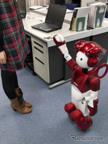 日立製作所の人間共生ロボット、EMIEW2