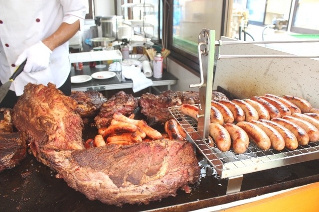 「ワールド」エリアで焼かれていた、ビーフステーキとウインナー(ボナペティ/アメリカ)