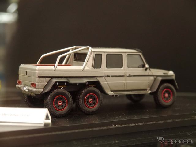つい先日日本でもホンモノが発表されたばかりのメルセデスGクラス6x6。スパーク製1/43。
