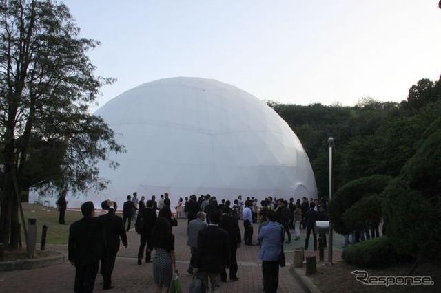 発表会場は丘の上の広場に設置されたドーム型の特設会場