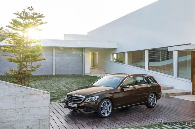 新型メルセデスベンツ Cクラス ステーションワゴン の「C300ブルーテックハイブリッド」