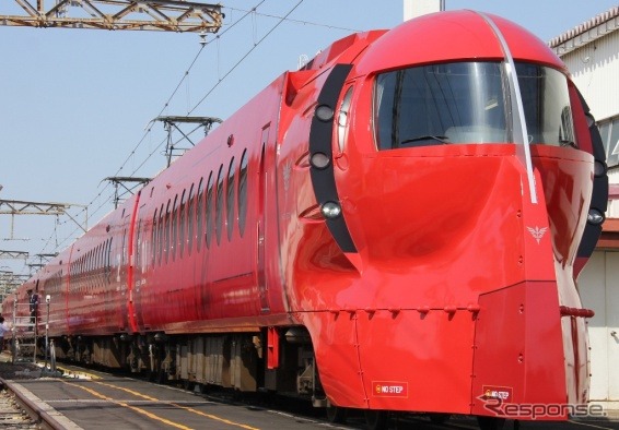 4月26日から運転を開始した50000系の赤いラピート編成。通常は難波~関西空港間で運用されているが、6月は通常運転されていない和歌山市方面に乗り入れるツアーが行われる。
