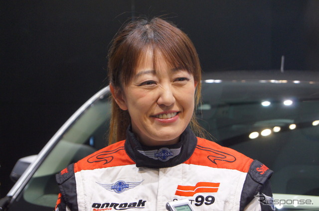 質問に快く答える井原さん