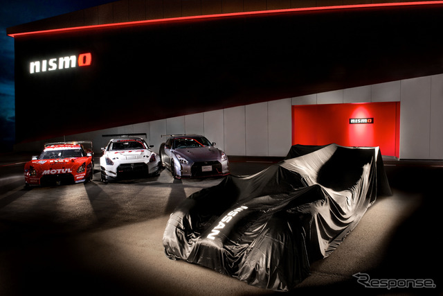 ベールに覆われたLMP1マシン。車名はGT-Rの名を冠することになるという