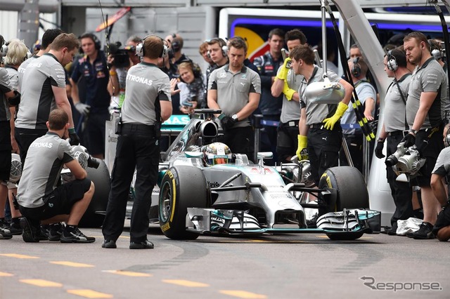 プラクティス中にピットインを行うメルセデスのルイス・ハミルトン