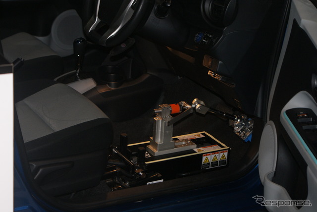 運転操作ロボット