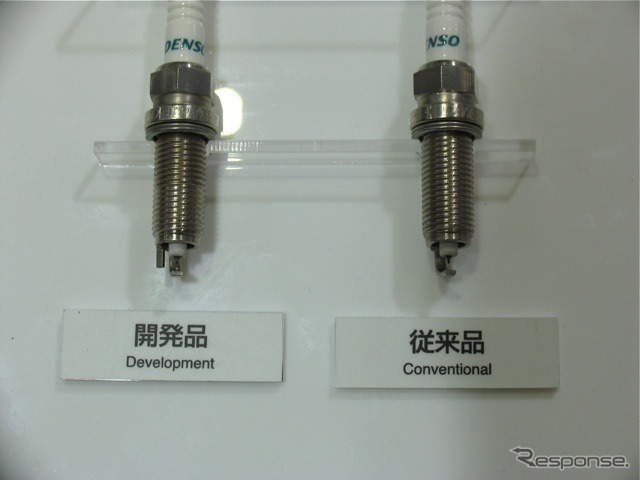 左が開発した気流誘導高着火スパークプラグ。右は従来品