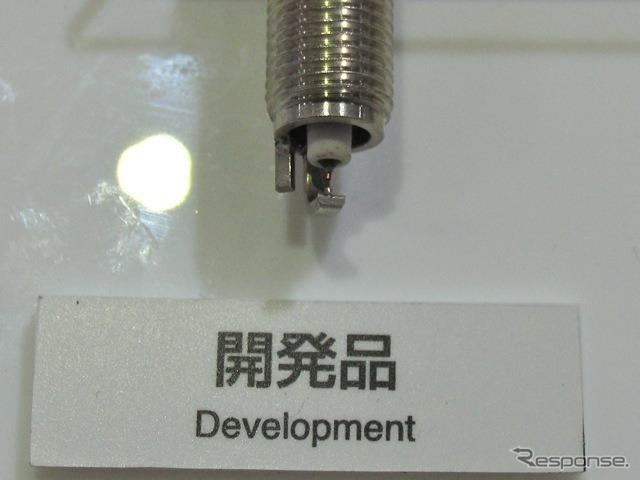 周辺電極の近くに細い板が立っている。これが誘導板