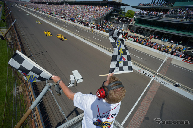 最終ラップに首位奪還してハンターレイが優勝。写真:INDYCAR