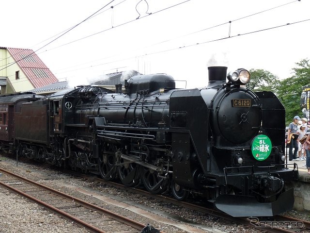 JR東日本は夏期、SL列車など多数の臨時列車を運転。写真は快速『SLレトロ碓氷』を牽引するD51形
