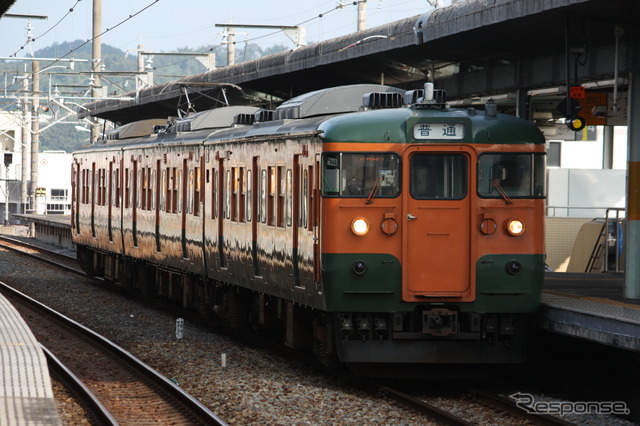 JR東日本の夏期臨時列車のうち、長野支社では国鉄色の115系とクモユニ143、クモニ143系を連結した臨時列車を運転。写真は湘南色の115系（参考画像）