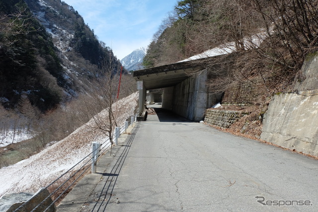 洞門が雪崩を防いでいる