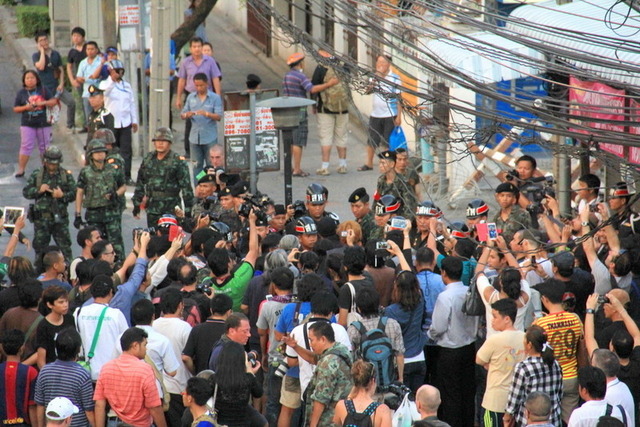 戦勝記念塔での反軍政デモ(23日)