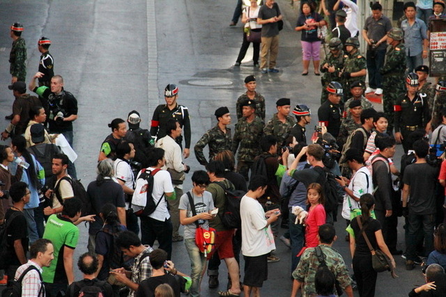 戦勝記念塔での反軍政デモ(23日)