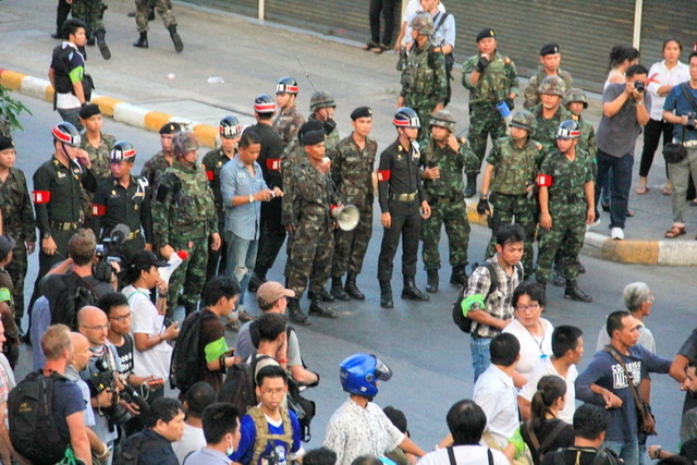 戦勝記念塔での反軍政デモ(23日)