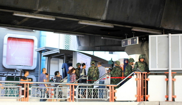 戦勝記念塔での反軍政デモ(23日)