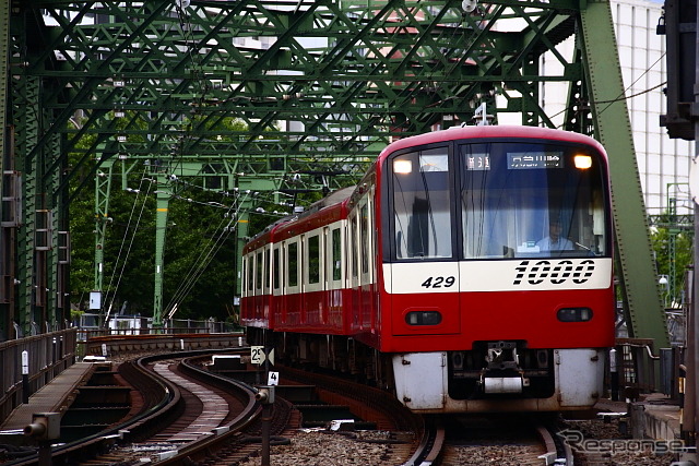 応募に咲いては京急の鉄道車両が必ず写っている沿線の風景写真であることが条件となる。写真は品川～北品川間を走る京急の新1000形。