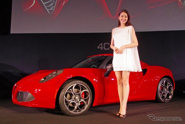 女優の長澤まさみさんが、アルファロメオの新型『4C（フォーシー）』発表会に駆けつけた