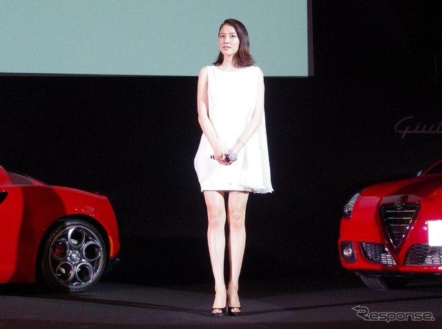 女優の長澤まさみさんが、アルファロメオの新型『4C(フォーシー)』発表会に駆けつけた
