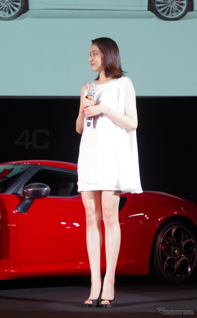 女優の長澤まさみさんが、アルファロメオの新型『4C(フォーシー)』発表会に駆けつけた