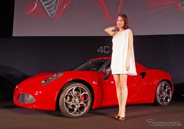 女優の長澤まさみさんが、アルファロメオの新型『4C(フォーシー)』発表会に駆けつけた