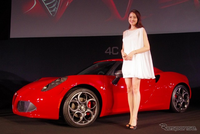 女優の長澤まさみさんが、アルファロメオの新型『4C(フォーシー)』発表会に駆けつけた