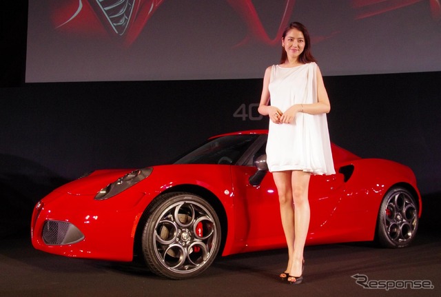 女優の長澤まさみさんが、アルファロメオの新型『4C(フォーシー)』発表会に駆けつけた