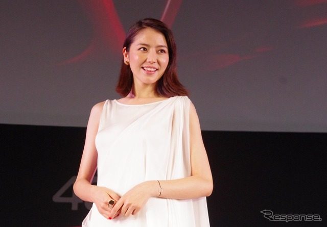 女優の長澤まさみさんが、アルファロメオの新型『4C(フォーシー)』発表会に駆けつけた