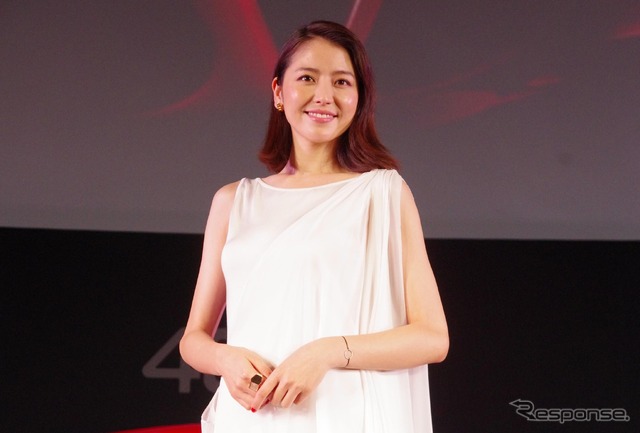 女優の長澤まさみさんが、アルファロメオの新型『4C(フォーシー)』発表会に駆けつけた