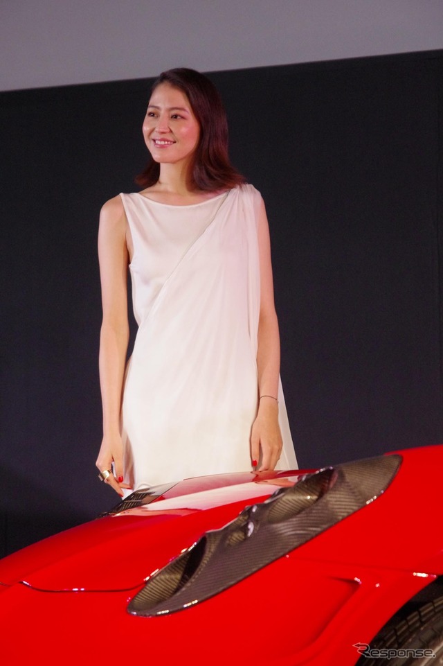 女優の長澤まさみさんが、アルファロメオの新型『4C(フォーシー)』発表会に駆けつけた