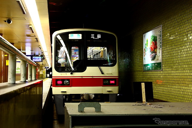 神戸電鉄はダイヤ改正を6月28日に実施。新開地～有馬温泉間直通運転の再開のほか、速達性の向上も図る。写真は神鉄の2000系。