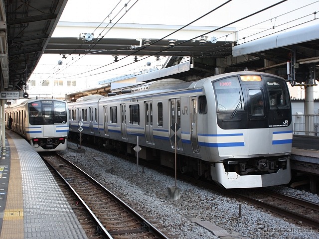逗子駅で発車を待つ横須賀線の電車。同駅を含む大船～横須賀間は今から125年前の1889年に開業した。