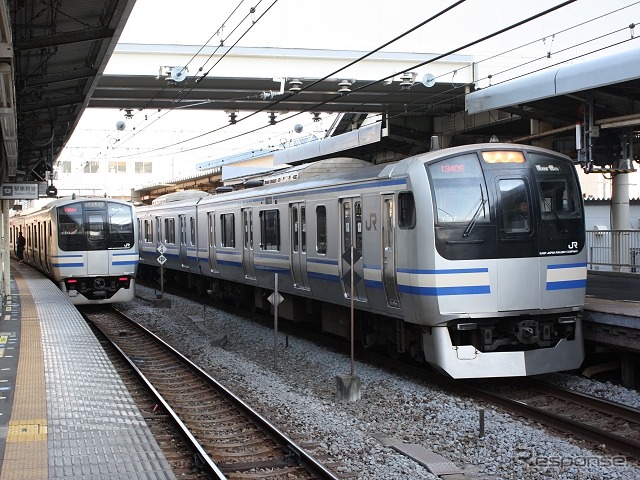 逗子駅で発車を待つ横須賀線の電車。同駅を含む大船～横須賀間は今から125年前の1889年に開業した。