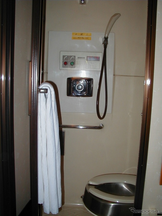「スイート」には洗面台・トイレと一体となったシャワー室も設置されている。