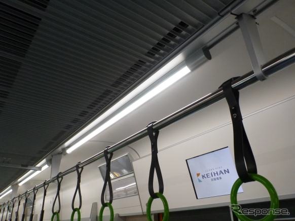2次車の車内照明はLEDを採用。電力消費量は1次車に比べ約53％の削減を実現する。