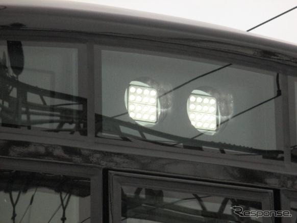 ヘッドライトもLED化。1次車のヘッドライトに比べ約78％の電力消費量削減を実現する。