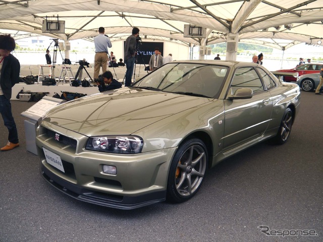 R34の社内コードを持つモデル。1998年に登場したが、行き詰まりは明確でR32以降、大きなメカニズムの変更はなかった。一方で販売は徐々に減少し、大きな岐路に立たされたのがこのR34時代のスカイラインであった。1999年に日産はルノーと合併。この時点でスカイラインの行く末は非常に不透明なものとなっていた。スカイラインと名の付くGT-Rが生み出されるのもこれが最後となった。