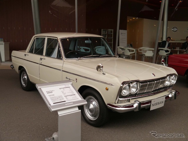 1963年に誕生。そして1年後、上級モデル、グロリアから移植された2リットル直6エンジンを積んだスカイラインGTが登場する。さらに1年後、日本グランプリ制覇を目論んでより高性能化されたモデルが誕生した。2台のGTは2000GT-Aと2000GT-Bとして区別された。第2回日本GPにおけるポルシェとのバトルは伝説となっている。