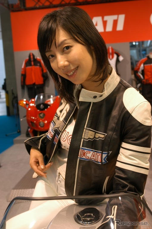 【東京モーターショー05】コンパニオン写真蔵…その15、フラッシュビーム!!