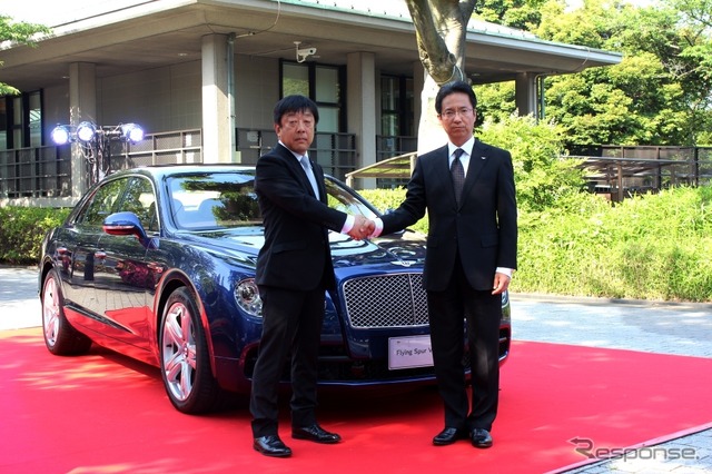 コーンズ・モータース、ベントレー東京ゼネラルマネージャーの木庭将之氏(左)と、ベントレーモーターズジャパンリージョナルマネージャーの牛尾裕幸氏(右)