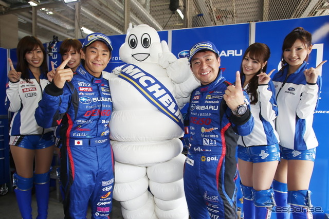 ポール獲得を喜ぶGT300のBRZ陣営。ビバンダムの隣、向かって左が井口卓人、右が佐々木孝太。<撮影:益田和久>