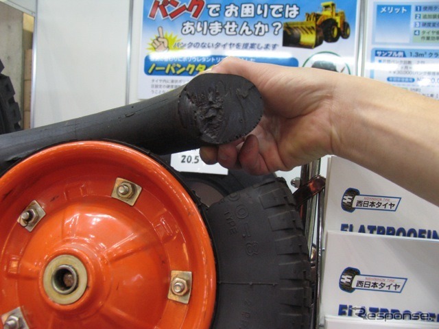 タイヤの内部に充填することでノーパンクを実現するソフトフィル。表面はやや柔らかいが、圧縮力には抵抗がある