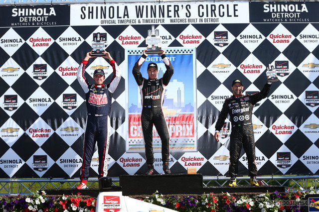 第6戦の表彰式。左から2位レイホール、優勝パワー、3位カナーン。写真:INDYCAR