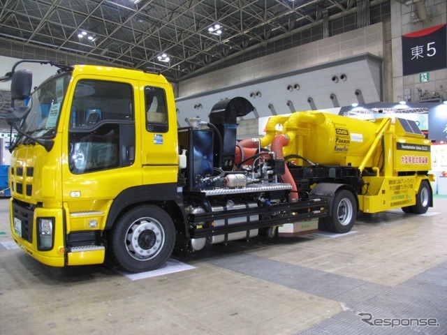 花見台自動車が開発した大型移動式除染車。全長11.9mだが、トレーラーなので比較的小回り性もいいそうだ