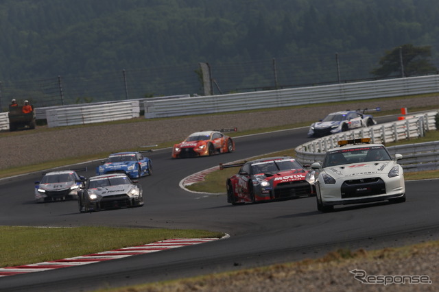 セーフティカーに率いられて走る#23 GT-R。<撮影:益田和久>