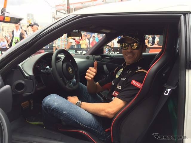 F1のパストール・マルドナド選手に引き渡されたロータス エヴォーラS