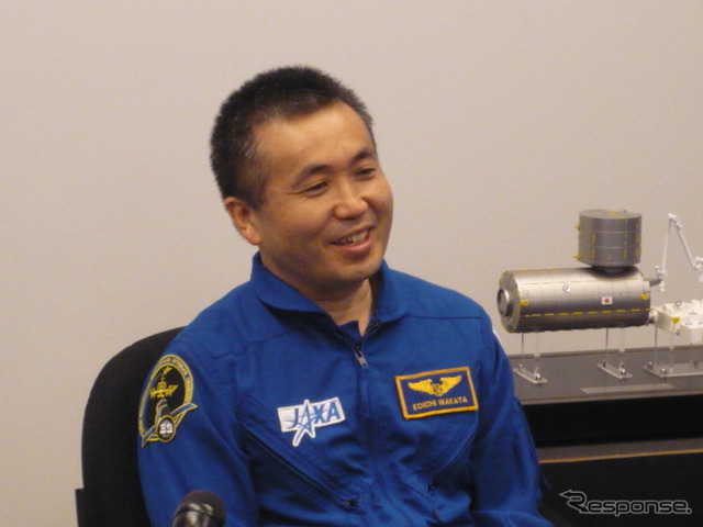 記者会見を行う若田宇宙飛行士(出典:JAXA)